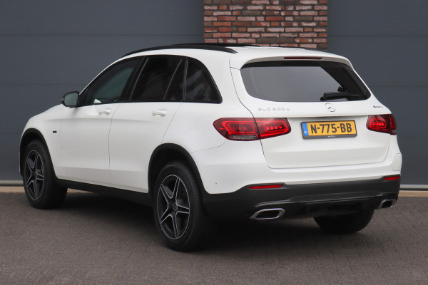 Mercedes-Benz GLC 300e 4MATIC AMG Line | Panoramadak | Trekhaak | Multibeam LED | Stoelverwarming | Camera | Dodehoekassistent | Spoorpakket | Sfeerverlichting | Zitcomfortpakket |