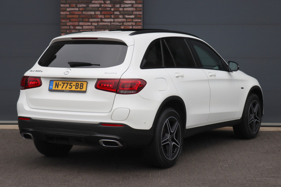 Mercedes-Benz GLC 300e 4MATIC AMG Line | Panoramadak | Trekhaak | Multibeam LED | Stoelverwarming | Camera | Dodehoekassistent | Spoorpakket | Sfeerverlichting | Zitcomfortpakket |