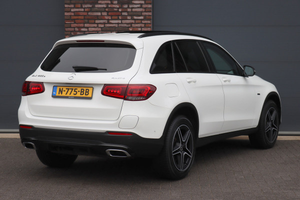 Mercedes-Benz GLC 300e 4MATIC AMG Line | Panoramadak | Trekhaak | Multibeam LED | Stoelverwarming | Camera | Dodehoekassistent | Spoorpakket | Sfeerverlichting | Zitcomfortpakket |