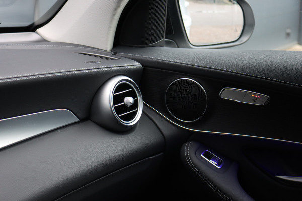 Mercedes-Benz GLC 300e 4MATIC AMG Line | Panoramadak | Trekhaak | Multibeam LED | Stoelverwarming | Camera | Dodehoekassistent | Spoorpakket | Sfeerverlichting | Zitcomfortpakket |