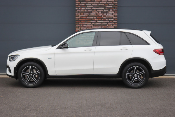Mercedes-Benz GLC 300e 4MATIC AMG Line | Panoramadak | Trekhaak | Multibeam LED | Stoelverwarming | Camera | Dodehoekassistent | Spoorpakket | Sfeerverlichting | Zitcomfortpakket |