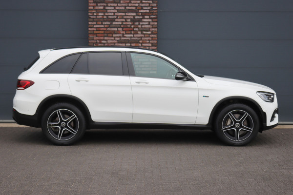 Mercedes-Benz GLC 300e 4MATIC AMG Line | Panoramadak | Trekhaak | Multibeam LED | Stoelverwarming | Camera | Dodehoekassistent | Spoorpakket | Sfeerverlichting | Zitcomfortpakket |