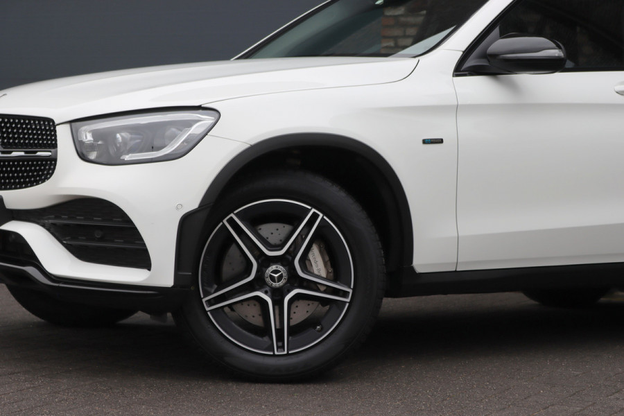 Mercedes-Benz GLC 300e 4MATIC AMG Line | Panoramadak | Trekhaak | Multibeam LED | Stoelverwarming | Camera | Dodehoekassistent | Spoorpakket | Sfeerverlichting | Zitcomfortpakket |