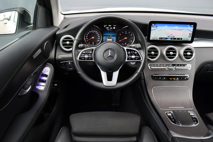 Mercedes-Benz GLC 300e 4MATIC AMG Line | Panoramadak | Trekhaak | Multibeam LED | Stoelverwarming | Camera | Dodehoekassistent | Spoorpakket | Sfeerverlichting | Zitcomfortpakket |