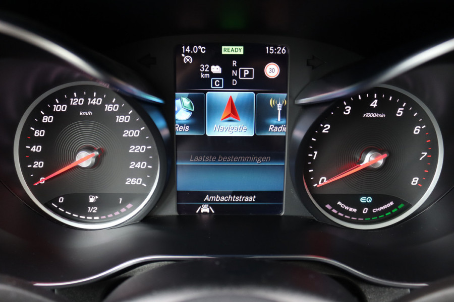 Mercedes-Benz GLC 300e 4MATIC AMG Line | Panoramadak | Trekhaak | Multibeam LED | Stoelverwarming | Camera | Dodehoekassistent | Spoorpakket | Sfeerverlichting | Zitcomfortpakket |