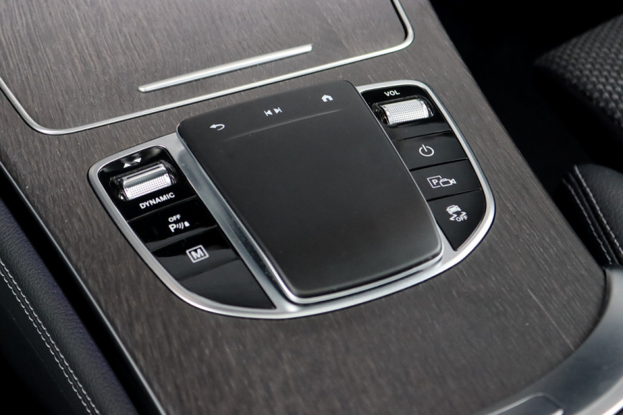 Mercedes-Benz GLC 300e 4MATIC AMG Line | Panoramadak | Trekhaak | Multibeam LED | Stoelverwarming | Camera | Dodehoekassistent | Spoorpakket | Sfeerverlichting | Zitcomfortpakket |