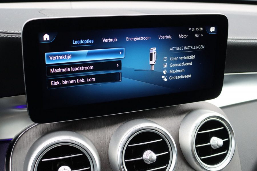 Mercedes-Benz GLC 300e 4MATIC AMG Line | Panoramadak | Trekhaak | Multibeam LED | Stoelverwarming | Camera | Dodehoekassistent | Spoorpakket | Sfeerverlichting | Zitcomfortpakket |