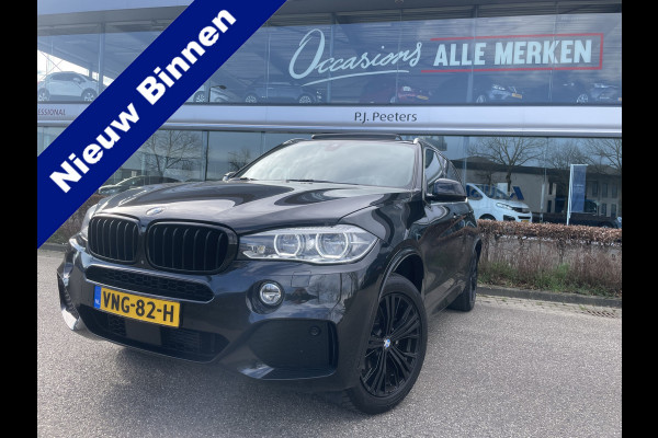 BMW X5 xDrive30d Achteruitrijcamera - navigatie - parkeersensoren voor en achter - schuif/kantel dak - Stoelverwarming - Trekhaak elektrisch uitklapbaar - Dak rails - Cruise control - Airco - Led verlichting  Stuur multifunctioneel - Rijstrooksensor - Regensensor - Bluetooth - Apple carplay - Elektrisch bedienbare achterklep - Extra getint glas achter