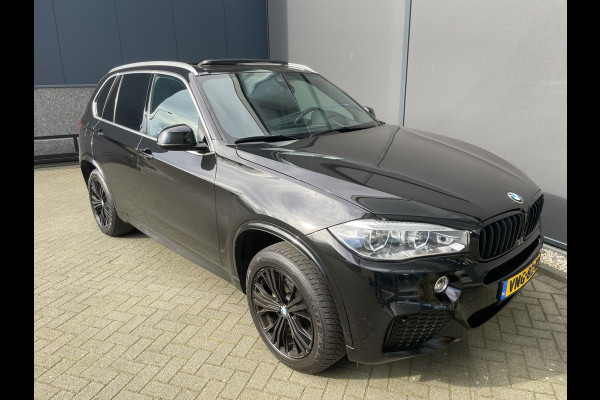 BMW X5 xDrive30d Achteruitrijcamera - navigatie - parkeersensoren voor en achter - schuif/kantel dak - Stoelverwarming - Trekhaak elektrisch uitklapbaar - Dak rails - Cruise control - Airco - Led verlichting  Stuur multifunctioneel - Rijstrooksensor - Regensensor - Bluetooth - Apple carplay - Elektrisch bedienbare achterklep - Extra getint glas achter