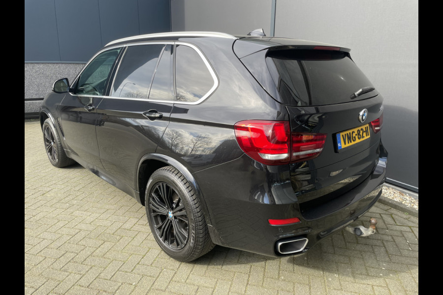 BMW X5 xDrive30d Achteruitrijcamera - navigatie - parkeersensoren voor en achter - schuif/kantel dak - Stoelverwarming - Trekhaak elektrisch uitklapbaar - Dak rails - Cruise control - Airco - Led verlichting  Stuur multifunctioneel - Rijstrooksensor - Regensensor - Bluetooth - Apple carplay - Elektrisch bedienbare achterklep - Extra getint glas achter