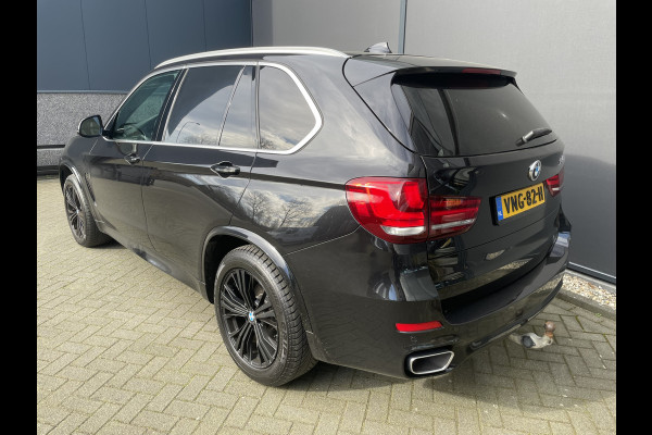 BMW X5 xDrive30d Achteruitrijcamera - navigatie - parkeersensoren voor en achter - schuif/kantel dak - Stoelverwarming - Trekhaak elektrisch uitklapbaar - Dak rails - Cruise control - Airco - Led verlichting  Stuur multifunctioneel - Rijstrooksensor - Regensensor - Bluetooth - Apple carplay - Elektrisch bedienbare achterklep - Extra getint glas achter