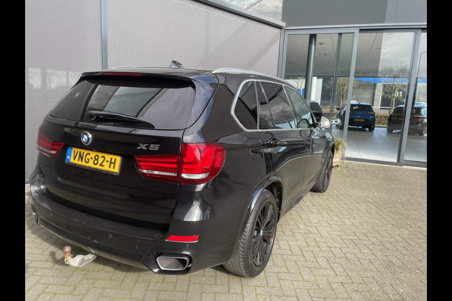 BMW X5 xDrive30d Achteruitrijcamera - navigatie - parkeersensoren voor en achter - schuif/kantel dak - Stoelverwarming - Trekhaak elektrisch uitklapbaar - Dak rails - Cruise control - Airco - Led verlichting  Stuur multifunctioneel - Rijstrooksensor - Regensensor - Bluetooth - Apple carplay - Elektrisch bedienbare achterklep - Extra getint glas achter