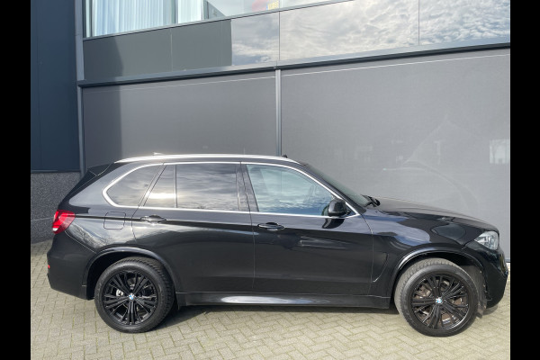 BMW X5 xDrive30d Achteruitrijcamera - navigatie - parkeersensoren voor en achter - schuif/kantel dak - Stoelverwarming - Trekhaak elektrisch uitklapbaar - Dak rails - Cruise control - Airco - Led verlichting  Stuur multifunctioneel - Rijstrooksensor - Regensensor - Bluetooth - Apple carplay - Elektrisch bedienbare achterklep - Extra getint glas achter