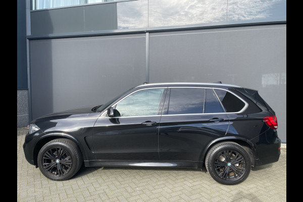 BMW X5 xDrive30d Achteruitrijcamera - navigatie - parkeersensoren voor en achter - schuif/kantel dak - Stoelverwarming - Trekhaak elektrisch uitklapbaar - Dak rails - Cruise control - Airco - Led verlichting  Stuur multifunctioneel - Rijstrooksensor - Regensensor - Bluetooth - Apple carplay - Elektrisch bedienbare achterklep - Extra getint glas achter