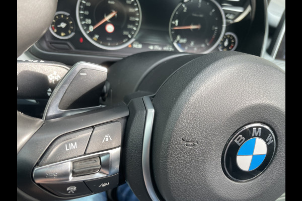 BMW X5 xDrive30d Achteruitrijcamera - navigatie - parkeersensoren voor en achter - schuif/kantel dak - Stoelverwarming - Trekhaak elektrisch uitklapbaar - Dak rails - Cruise control - Airco - Led verlichting  Stuur multifunctioneel - Rijstrooksensor - Regensensor - Bluetooth - Apple carplay - Elektrisch bedienbare achterklep - Extra getint glas achter