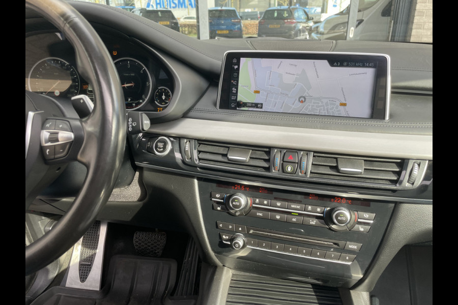 BMW X5 xDrive30d Achteruitrijcamera - navigatie - parkeersensoren voor en achter - schuif/kantel dak - Stoelverwarming - Trekhaak elektrisch uitklapbaar - Dak rails - Cruise control - Airco - Led verlichting  Stuur multifunctioneel - Rijstrooksensor - Regensensor - Bluetooth - Apple carplay - Elektrisch bedienbare achterklep - Extra getint glas achter