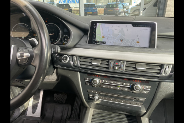 BMW X5 xDrive30d Achteruitrijcamera - navigatie - parkeersensoren voor en achter - schuif/kantel dak - Stoelverwarming - Trekhaak elektrisch uitklapbaar - Dak rails - Cruise control - Airco - Led verlichting  Stuur multifunctioneel - Rijstrooksensor - Regensensor - Bluetooth - Apple carplay - Elektrisch bedienbare achterklep - Extra getint glas achter