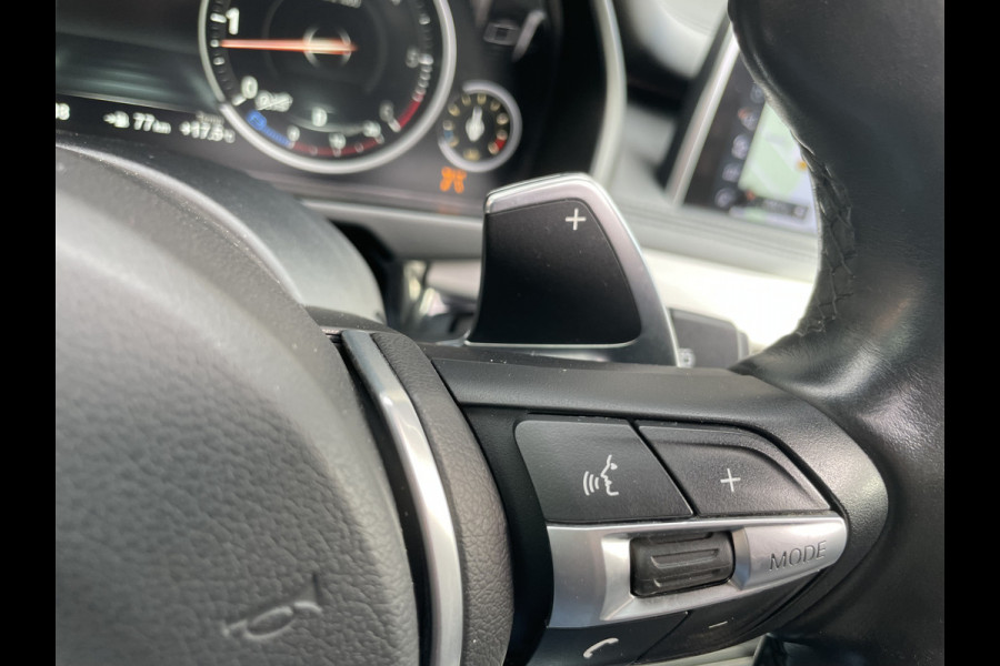 BMW X5 xDrive30d Achteruitrijcamera - navigatie - parkeersensoren voor en achter - schuif/kantel dak - Stoelverwarming - Trekhaak elektrisch uitklapbaar - Dak rails - Cruise control - Airco - Led verlichting  Stuur multifunctioneel - Rijstrooksensor - Regensensor - Bluetooth - Apple carplay - Elektrisch bedienbare achterklep - Extra getint glas achter