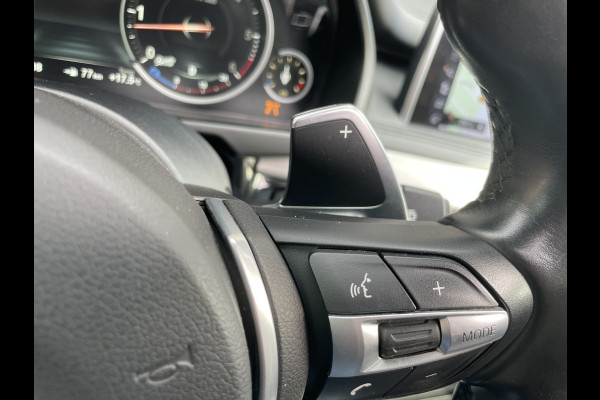 BMW X5 xDrive30d Achteruitrijcamera - navigatie - parkeersensoren voor en achter - schuif/kantel dak - Stoelverwarming - Trekhaak elektrisch uitklapbaar - Dak rails - Cruise control - Airco - Led verlichting  Stuur multifunctioneel - Rijstrooksensor - Regensensor - Bluetooth - Apple carplay - Elektrisch bedienbare achterklep - Extra getint glas achter