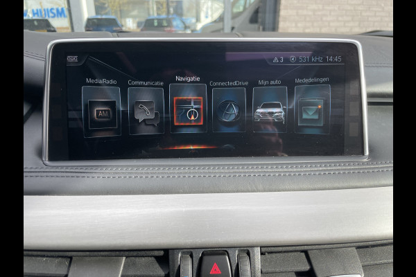 BMW X5 xDrive30d Achteruitrijcamera - navigatie - parkeersensoren voor en achter - schuif/kantel dak - Stoelverwarming - Trekhaak elektrisch uitklapbaar - Dak rails - Cruise control - Airco - Led verlichting  Stuur multifunctioneel - Rijstrooksensor - Regensensor - Bluetooth - Apple carplay - Elektrisch bedienbare achterklep - Extra getint glas achter