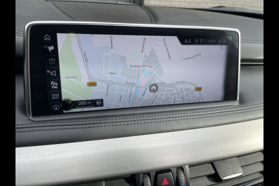 BMW X5 xDrive30d Achteruitrijcamera - navigatie - parkeersensoren voor en achter - schuif/kantel dak - Stoelverwarming - Trekhaak elektrisch uitklapbaar - Dak rails - Cruise control - Airco - Led verlichting  Stuur multifunctioneel - Rijstrooksensor - Regensensor - Bluetooth - Apple carplay - Elektrisch bedienbare achterklep - Extra getint glas achter