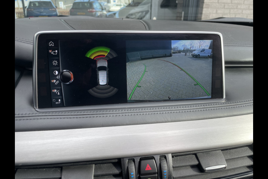 BMW X5 xDrive30d Achteruitrijcamera - navigatie - parkeersensoren voor en achter - schuif/kantel dak - Stoelverwarming - Trekhaak elektrisch uitklapbaar - Dak rails - Cruise control - Airco - Led verlichting  Stuur multifunctioneel - Rijstrooksensor - Regensensor - Bluetooth - Apple carplay - Elektrisch bedienbare achterklep - Extra getint glas achter