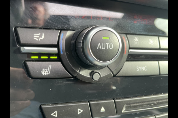 BMW X5 xDrive30d Achteruitrijcamera - navigatie - parkeersensoren voor en achter - schuif/kantel dak - Stoelverwarming - Trekhaak elektrisch uitklapbaar - Dak rails - Cruise control - Airco - Led verlichting  Stuur multifunctioneel - Rijstrooksensor - Regensensor - Bluetooth - Apple carplay - Elektrisch bedienbare achterklep - Extra getint glas achter