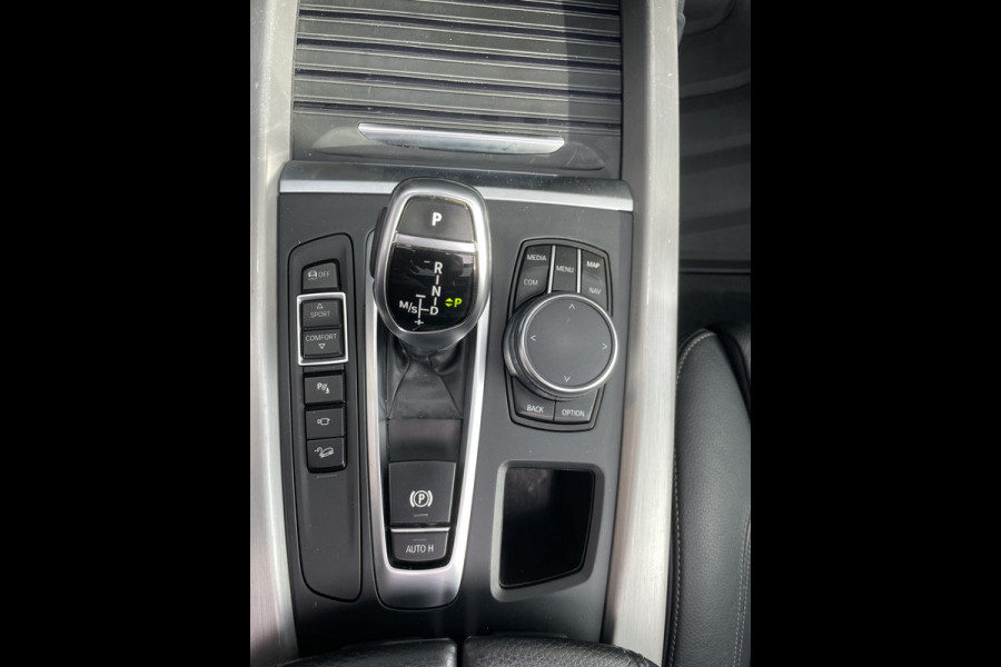 BMW X5 xDrive30d Achteruitrijcamera - navigatie - parkeersensoren voor en achter - schuif/kantel dak - Stoelverwarming - Trekhaak elektrisch uitklapbaar - Dak rails - Cruise control - Airco - Led verlichting  Stuur multifunctioneel - Rijstrooksensor - Regensensor - Bluetooth - Apple carplay - Elektrisch bedienbare achterklep - Extra getint glas achter