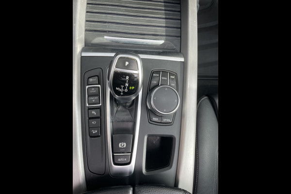 BMW X5 xDrive30d Achteruitrijcamera - navigatie - parkeersensoren voor en achter - schuif/kantel dak - Stoelverwarming - Trekhaak elektrisch uitklapbaar - Dak rails - Cruise control - Airco - Led verlichting  Stuur multifunctioneel - Rijstrooksensor - Regensensor - Bluetooth - Apple carplay - Elektrisch bedienbare achterklep - Extra getint glas achter
