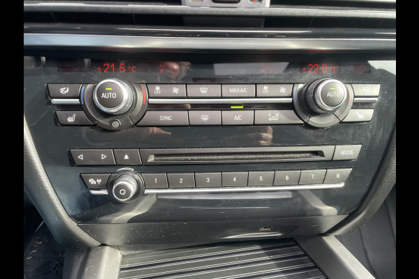 BMW X5 xDrive30d Achteruitrijcamera - navigatie - parkeersensoren voor en achter - schuif/kantel dak - Stoelverwarming - Trekhaak elektrisch uitklapbaar - Dak rails - Cruise control - Airco - Led verlichting  Stuur multifunctioneel - Rijstrooksensor - Regensensor - Bluetooth - Apple carplay - Elektrisch bedienbare achterklep - Extra getint glas achter