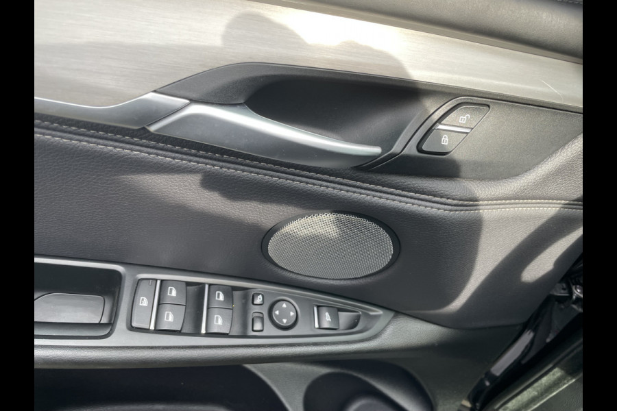 BMW X5 xDrive30d Achteruitrijcamera - navigatie - parkeersensoren voor en achter - schuif/kantel dak - Stoelverwarming - Trekhaak elektrisch uitklapbaar - Dak rails - Cruise control - Airco - Led verlichting  Stuur multifunctioneel - Rijstrooksensor - Regensensor - Bluetooth - Apple carplay - Elektrisch bedienbare achterklep - Extra getint glas achter