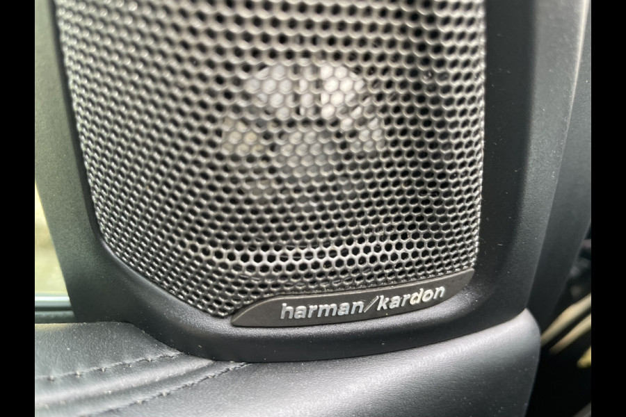 BMW X5 xDrive30d Achteruitrijcamera - navigatie - parkeersensoren voor en achter - schuif/kantel dak - Stoelverwarming - Trekhaak elektrisch uitklapbaar - Dak rails - Cruise control - Airco - Led verlichting  Stuur multifunctioneel - Rijstrooksensor - Regensensor - Bluetooth - Apple carplay - Elektrisch bedienbare achterklep - Extra getint glas achter