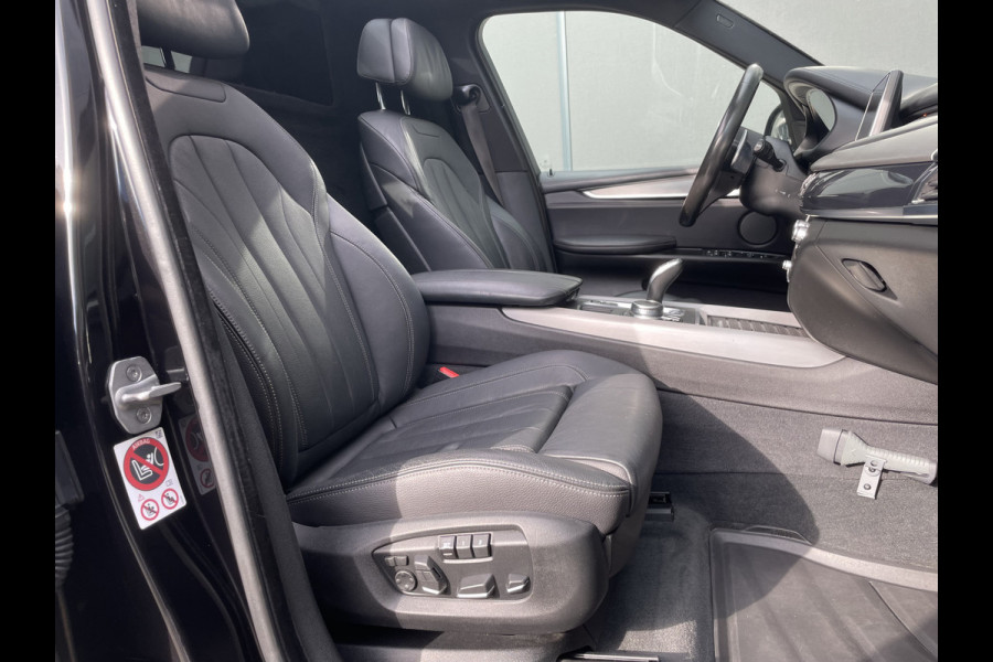 BMW X5 xDrive30d Achteruitrijcamera - navigatie - parkeersensoren voor en achter - schuif/kantel dak - Stoelverwarming - Trekhaak elektrisch uitklapbaar - Dak rails - Cruise control - Airco - Led verlichting  Stuur multifunctioneel - Rijstrooksensor - Regensensor - Bluetooth - Apple carplay - Elektrisch bedienbare achterklep - Extra getint glas achter