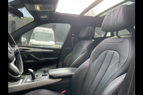 BMW X5 xDrive30d Achteruitrijcamera - navigatie - parkeersensoren voor en achter - schuif/kantel dak - Stoelverwarming - Trekhaak elektrisch uitklapbaar - Dak rails - Cruise control - Airco - Led verlichting  Stuur multifunctioneel - Rijstrooksensor - Regensensor - Bluetooth - Apple carplay - Elektrisch bedienbare achterklep - Extra getint glas achter