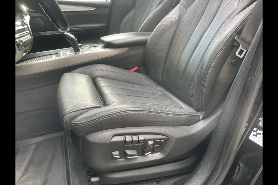 BMW X5 xDrive30d Achteruitrijcamera - navigatie - parkeersensoren voor en achter - schuif/kantel dak - Stoelverwarming - Trekhaak elektrisch uitklapbaar - Dak rails - Cruise control - Airco - Led verlichting  Stuur multifunctioneel - Rijstrooksensor - Regensensor - Bluetooth - Apple carplay - Elektrisch bedienbare achterklep - Extra getint glas achter