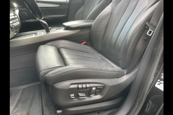 BMW X5 xDrive30d Achteruitrijcamera - navigatie - parkeersensoren voor en achter - schuif/kantel dak - Stoelverwarming - Trekhaak elektrisch uitklapbaar - Dak rails - Cruise control - Airco - Led verlichting  Stuur multifunctioneel - Rijstrooksensor - Regensensor - Bluetooth - Apple carplay - Elektrisch bedienbare achterklep - Extra getint glas achter
