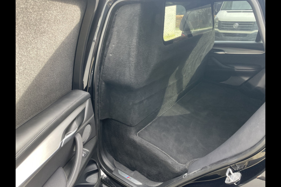 BMW X5 xDrive30d Achteruitrijcamera - navigatie - parkeersensoren voor en achter - schuif/kantel dak - Stoelverwarming - Trekhaak elektrisch uitklapbaar - Dak rails - Cruise control - Airco - Led verlichting  Stuur multifunctioneel - Rijstrooksensor - Regensensor - Bluetooth - Apple carplay - Elektrisch bedienbare achterklep - Extra getint glas achter