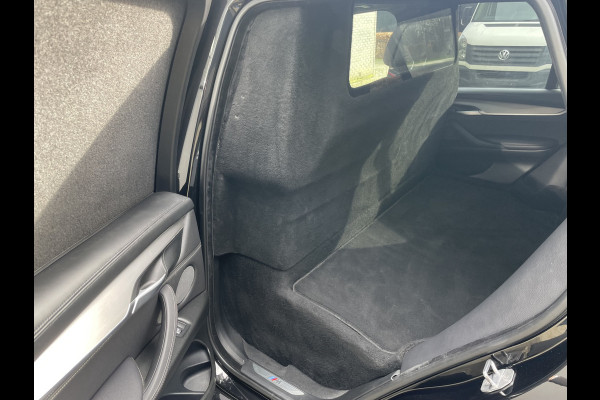 BMW X5 xDrive30d Achteruitrijcamera - navigatie - parkeersensoren voor en achter - schuif/kantel dak - Stoelverwarming - Trekhaak elektrisch uitklapbaar - Dak rails - Cruise control - Airco - Led verlichting  Stuur multifunctioneel - Rijstrooksensor - Regensensor - Bluetooth - Apple carplay - Elektrisch bedienbare achterklep - Extra getint glas achter