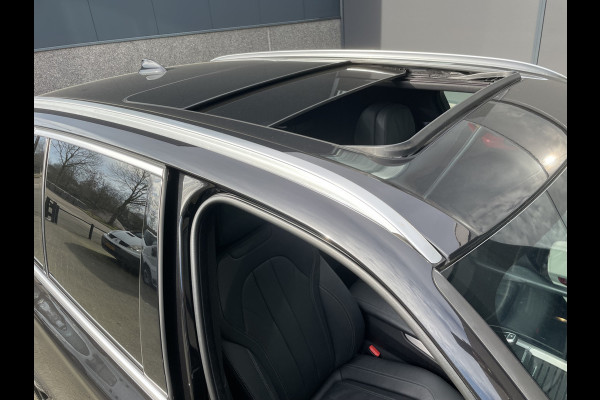 BMW X5 xDrive30d Achteruitrijcamera - navigatie - parkeersensoren voor en achter - schuif/kantel dak - Stoelverwarming - Trekhaak elektrisch uitklapbaar - Dak rails - Cruise control - Airco - Led verlichting  Stuur multifunctioneel - Rijstrooksensor - Regensensor - Bluetooth - Apple carplay - Elektrisch bedienbare achterklep - Extra getint glas achter