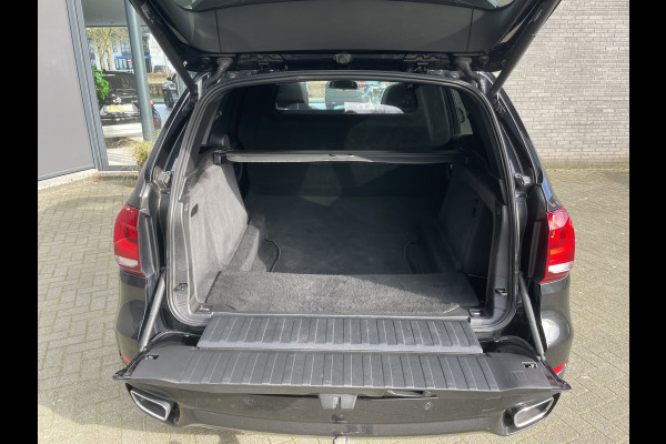 BMW X5 xDrive30d Achteruitrijcamera - navigatie - parkeersensoren voor en achter - schuif/kantel dak - Stoelverwarming - Trekhaak elektrisch uitklapbaar - Dak rails - Cruise control - Airco - Led verlichting  Stuur multifunctioneel - Rijstrooksensor - Regensensor - Bluetooth - Apple carplay - Elektrisch bedienbare achterklep - Extra getint glas achter