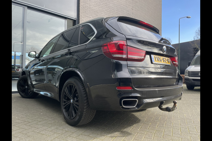 BMW X5 xDrive30d Achteruitrijcamera - navigatie - parkeersensoren voor en achter - schuif/kantel dak - Stoelverwarming - Trekhaak elektrisch uitklapbaar - Dak rails - Cruise control - Airco - Led verlichting  Stuur multifunctioneel - Rijstrooksensor - Regensensor - Bluetooth - Apple carplay - Elektrisch bedienbare achterklep - Extra getint glas achter