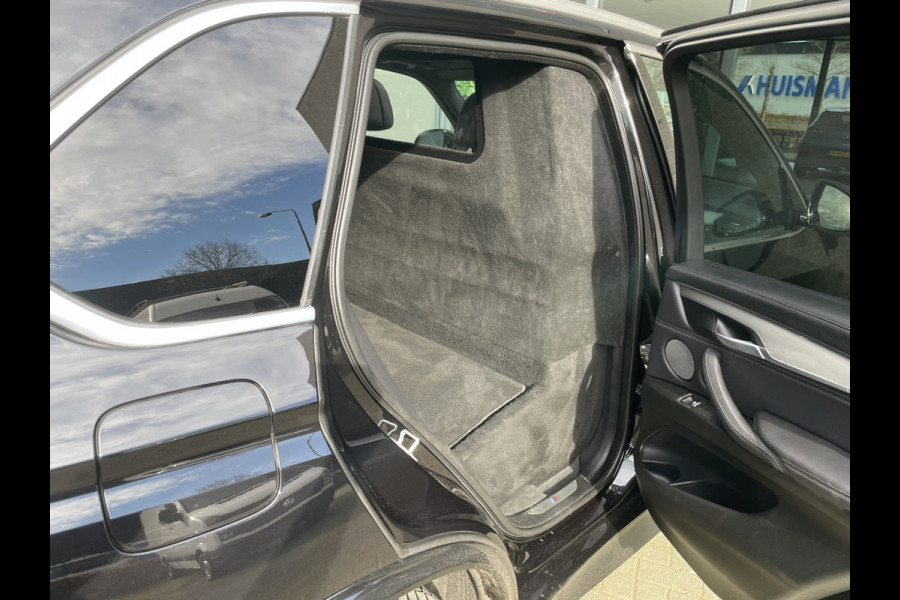 BMW X5 xDrive30d Achteruitrijcamera - navigatie - parkeersensoren voor en achter - schuif/kantel dak - Stoelverwarming - Trekhaak elektrisch uitklapbaar - Dak rails - Cruise control - Airco - Led verlichting  Stuur multifunctioneel - Rijstrooksensor - Regensensor - Bluetooth - Apple carplay - Elektrisch bedienbare achterklep - Extra getint glas achter