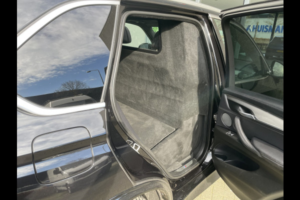 BMW X5 xDrive30d Achteruitrijcamera - navigatie - parkeersensoren voor en achter - schuif/kantel dak - Stoelverwarming - Trekhaak elektrisch uitklapbaar - Dak rails - Cruise control - Airco - Led verlichting  Stuur multifunctioneel - Rijstrooksensor - Regensensor - Bluetooth - Apple carplay - Elektrisch bedienbare achterklep - Extra getint glas achter