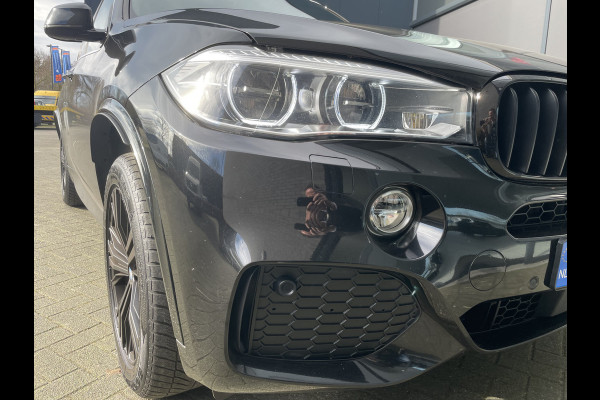 BMW X5 xDrive30d Achteruitrijcamera - navigatie - parkeersensoren voor en achter - schuif/kantel dak - Stoelverwarming - Trekhaak elektrisch uitklapbaar - Dak rails - Cruise control - Airco - Led verlichting  Stuur multifunctioneel - Rijstrooksensor - Regensensor - Bluetooth - Apple carplay - Elektrisch bedienbare achterklep - Extra getint glas achter