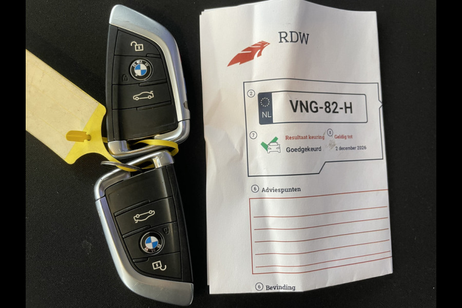 BMW X5 xDrive30d Achteruitrijcamera - navigatie - parkeersensoren voor en achter - schuif/kantel dak - Stoelverwarming - Trekhaak elektrisch uitklapbaar - Dak rails - Cruise control - Airco - Led verlichting  Stuur multifunctioneel - Rijstrooksensor - Regensensor - Bluetooth - Apple carplay - Elektrisch bedienbare achterklep - Extra getint glas achter