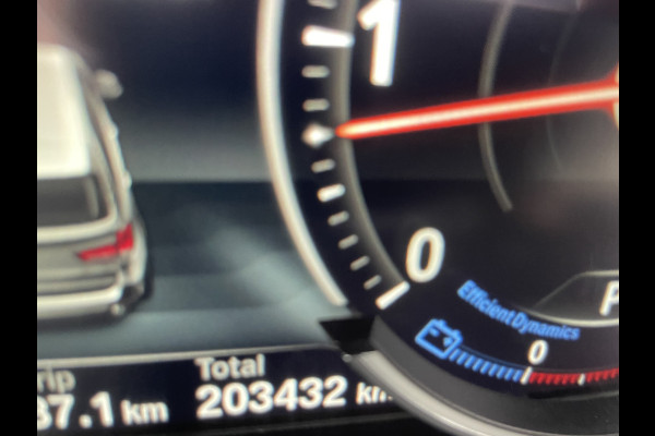 BMW X5 xDrive30d Achteruitrijcamera - navigatie - parkeersensoren voor en achter - schuif/kantel dak - Stoelverwarming - Trekhaak elektrisch uitklapbaar - Dak rails - Cruise control - Airco - Led verlichting  Stuur multifunctioneel - Rijstrooksensor - Regensensor - Bluetooth - Apple carplay - Elektrisch bedienbare achterklep - Extra getint glas achter