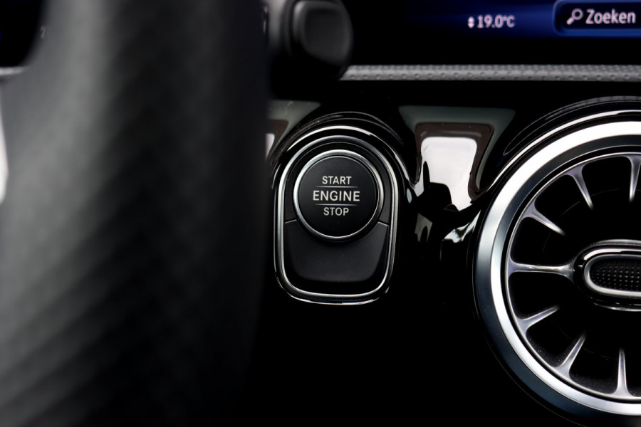 Mercedes-Benz CLA-Klasse Shooting Brake 250 e AMG Line Aut8 | Facelift | Panoramadak | Distronic Pro | Verwarmd Stuurwiel | Widescreen | Keyless Go | Surround Camera | Multibeam LED |