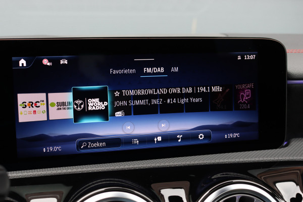 Mercedes-Benz CLA-Klasse Shooting Brake 250 e AMG Line Aut8 | Facelift | Panoramadak | Distronic Pro | Verwarmd Stuurwiel | Widescreen | Keyless Go | Surround Camera | Multibeam LED |