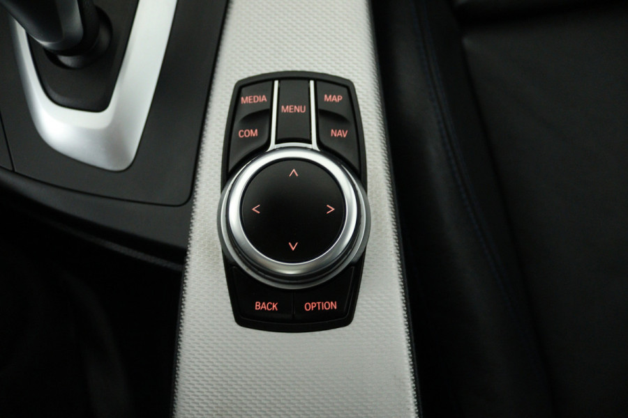 BMW 3 Serie Touring 330i High Executive (PANORAMADAK, STOELVERWARMING, LEER, NAVIGATIE, PARKEERSENSOREN)