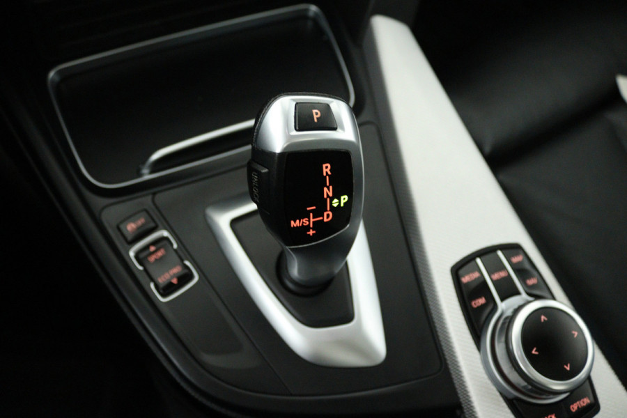 BMW 3 Serie Touring 330i High Executive (PANORAMADAK, STOELVERWARMING, LEER, NAVIGATIE, PARKEERSENSOREN)